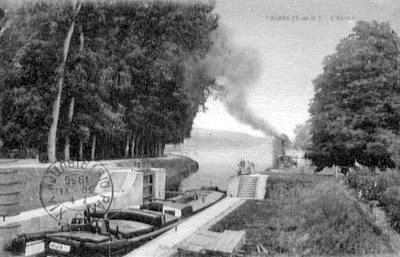 cluse de Vaires-sur-Marne au dbut du XXe sicle - Une pniche sort tracte par un puissant remorqueur  vapeur